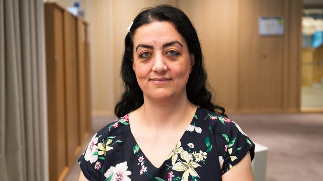 Shala jobbar som undersköterska i rullstol Shala jobbar som undersköterska i rullstol